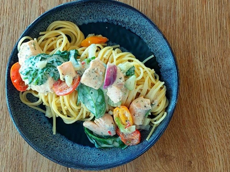 Ein blauer Teller mit den Spaghetti.