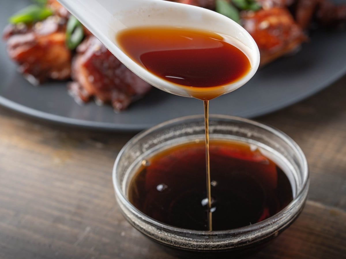 Ein Glasschälchen mit Teriyaki-Sauce.