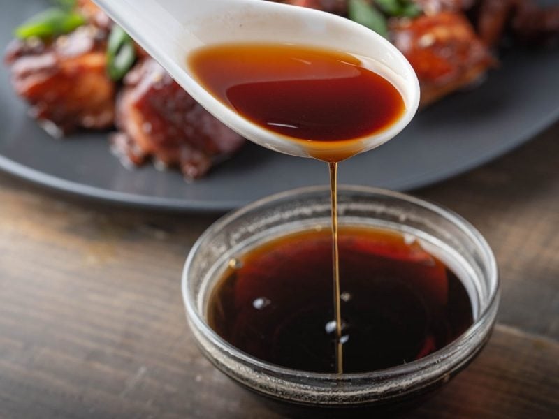 Ein Glasschälchen mit Teriyaki-Sauce.