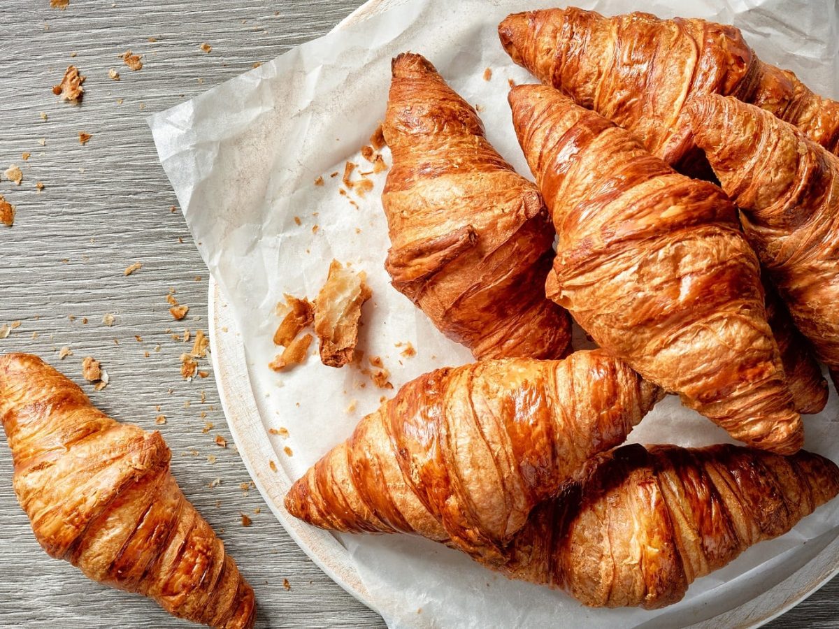 Ein Teller voll vegane Croissants in der Draufsicht.