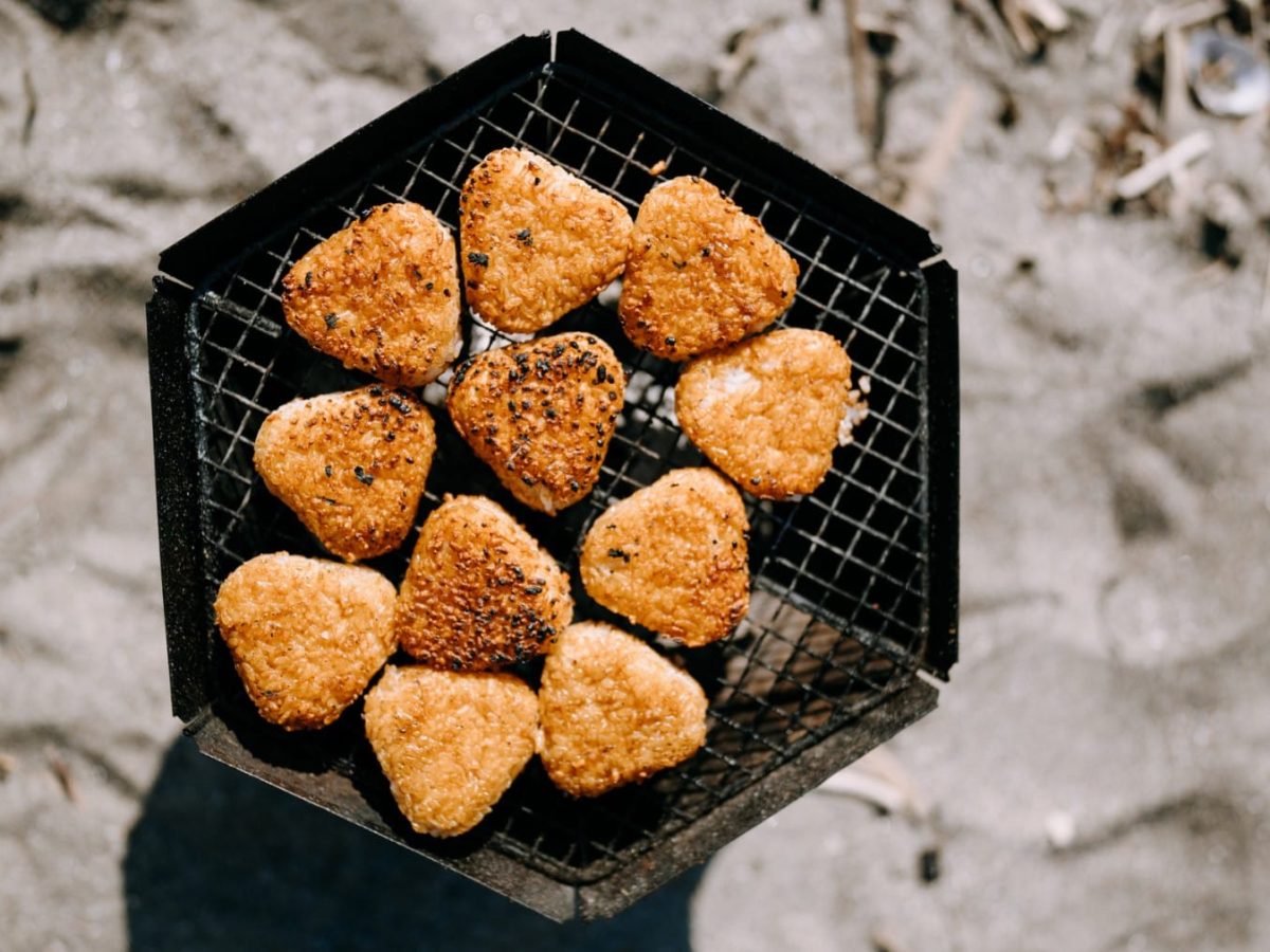 Yaki Onigiri liegen auf einem Grill.