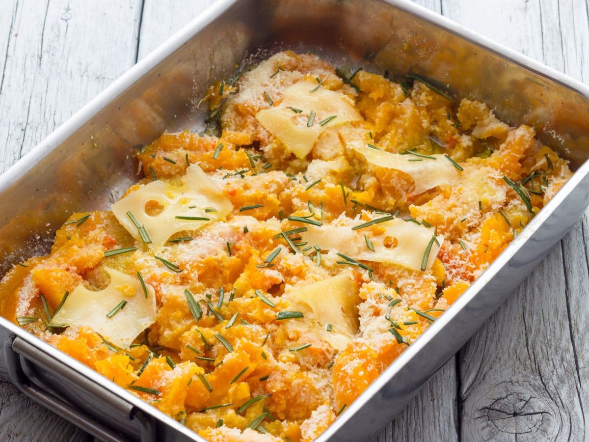 Kürbisgratin mit würzigem Parmesan in Auflaufform