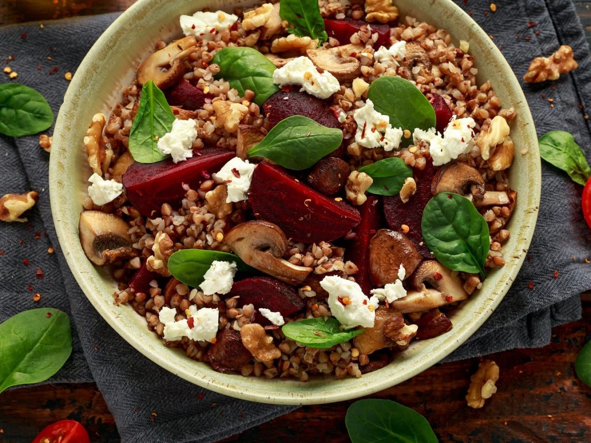 Eine Buchweizen-Bowl mit Rote Bete, Walnüssen, veganem Feta und Basilikum.