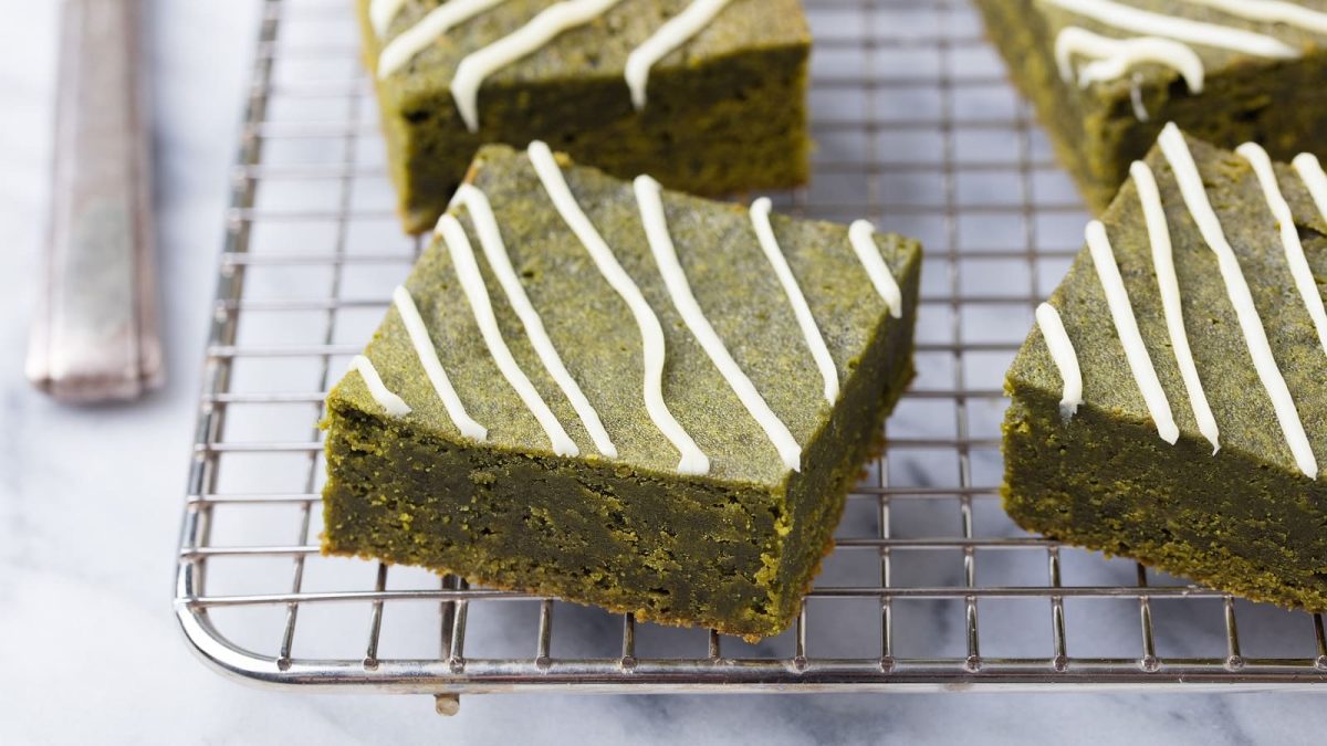 Ein Gitter mit Matcha Brownies