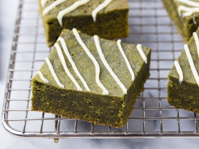 Ein Gitter mit Matcha Brownies