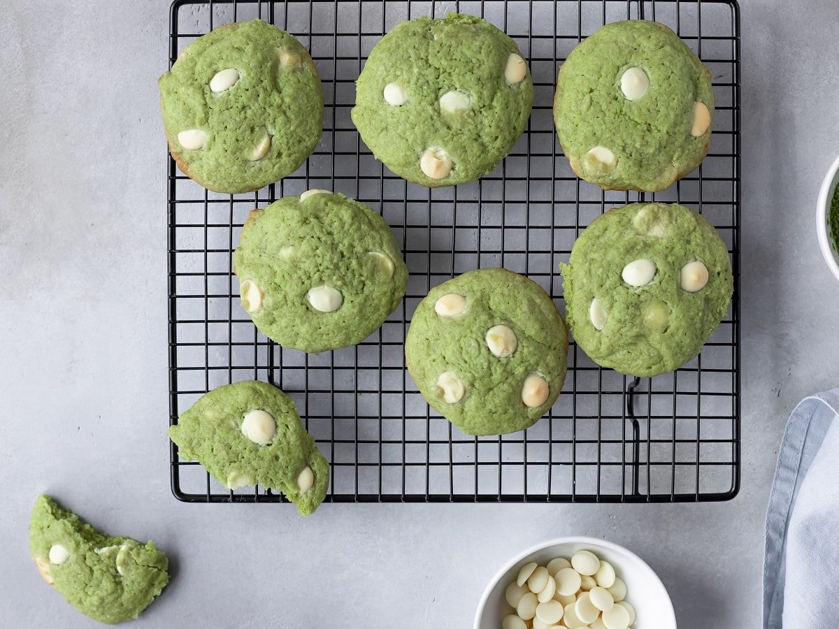 Ein schwarzes Gitter mit Matcha Cookies mit weißer Schokolade und weißen Schokoladen-Chips.