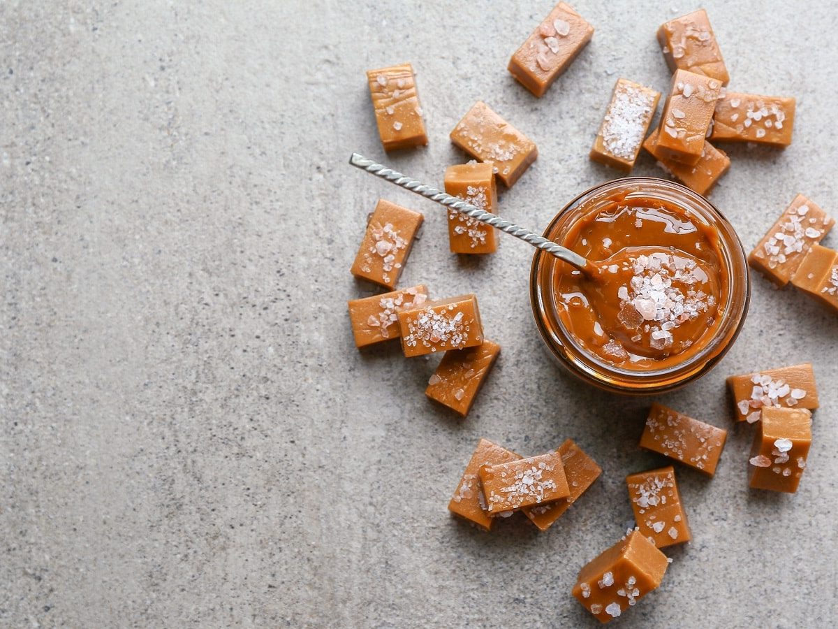 Salted Caramel Fudge, das auf der Fläche verteilt sind.