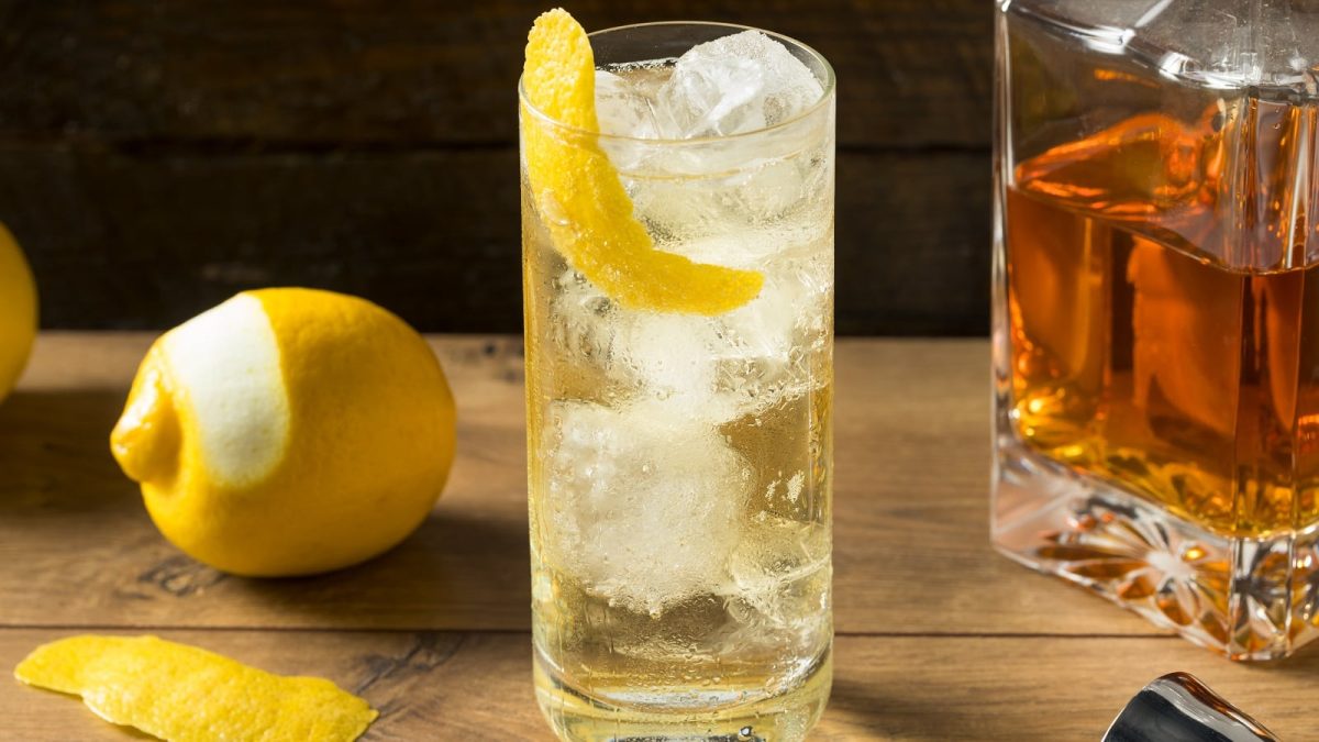 Ein Yuzu Highball neben Whiskey und Zitrone