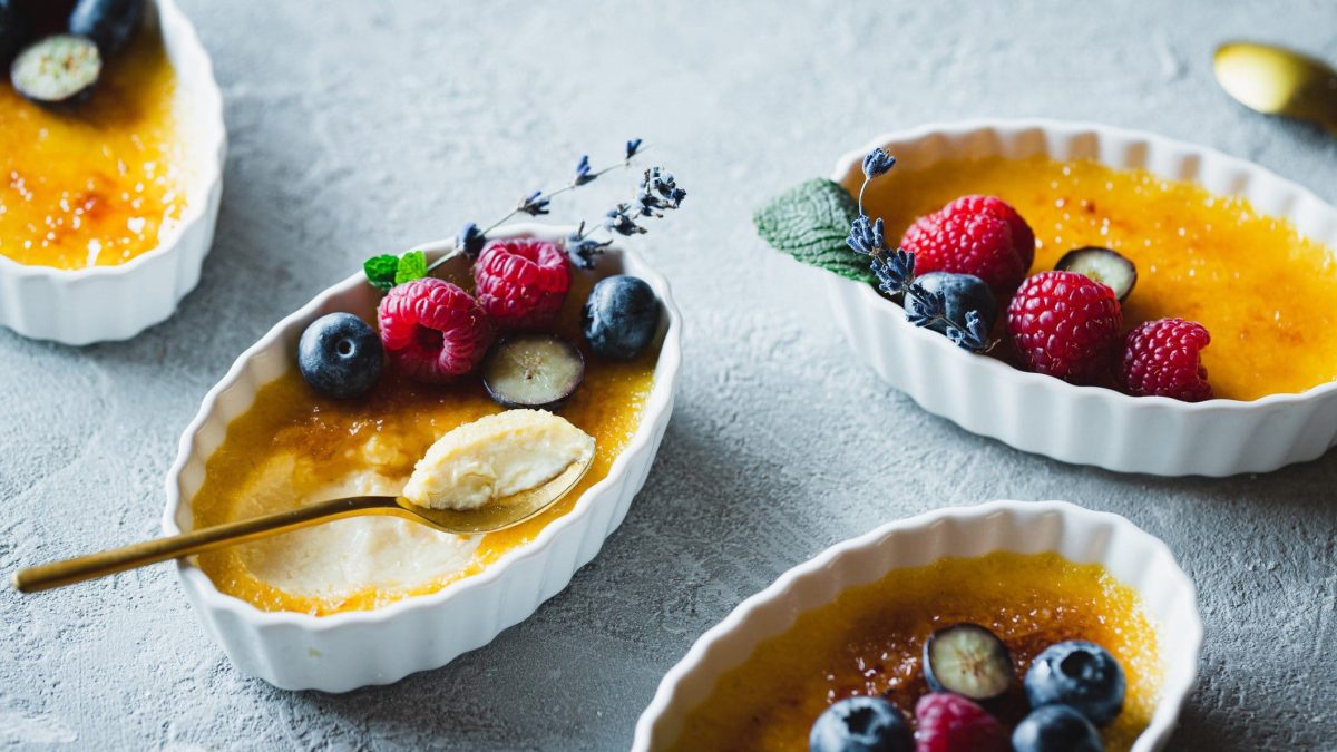 Mehrere Schälchen mit der Lavendel-Creme-Brulee.