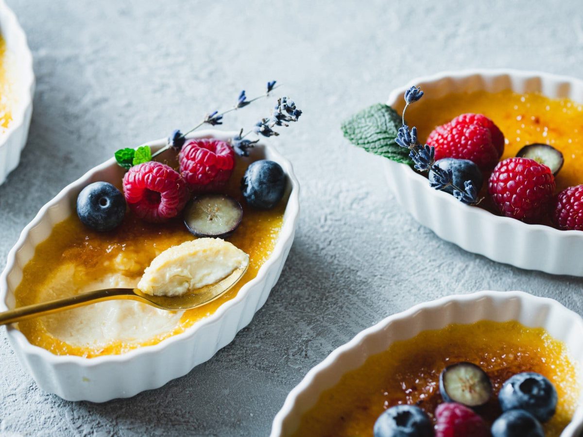 Mehrere Schälchen mit der Lavendel-Creme-Brulee.