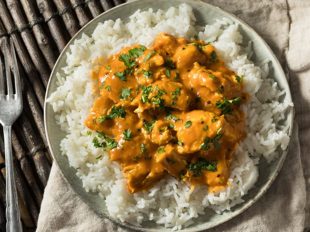 Ein Teller mit Mango-Curry mit Hähnchen auf Reis