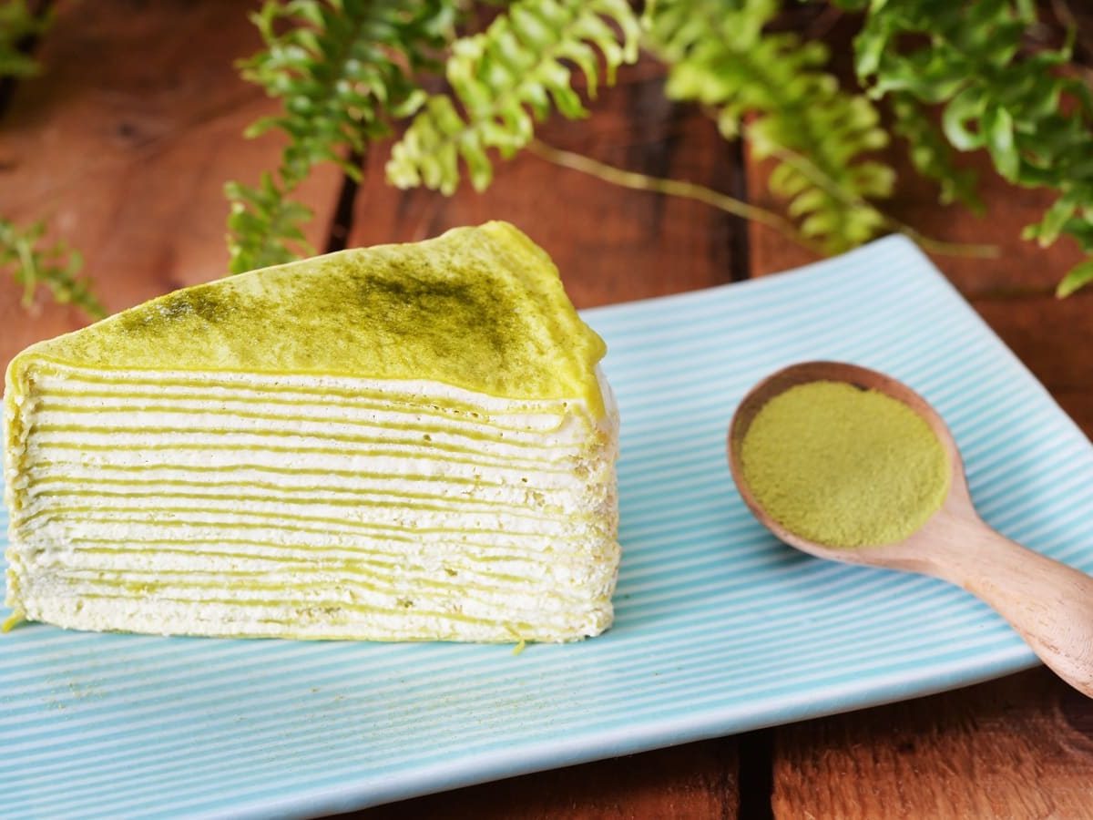 Ein hellblauer Teller mit Matcha Crêpe Cake