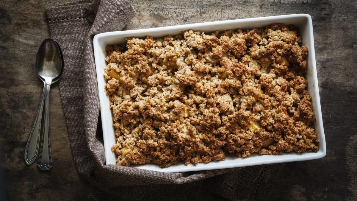 Aus der Vogelperspektive: ein Quitten-Crumble steht auf einem Untergrund aus Holz.