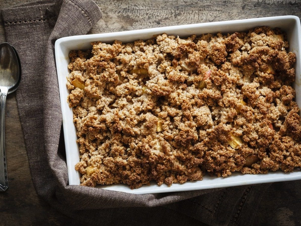 Aus der Vogelperspektive: ein Quitten-Crumble steht auf einem Untergrund aus Holz.