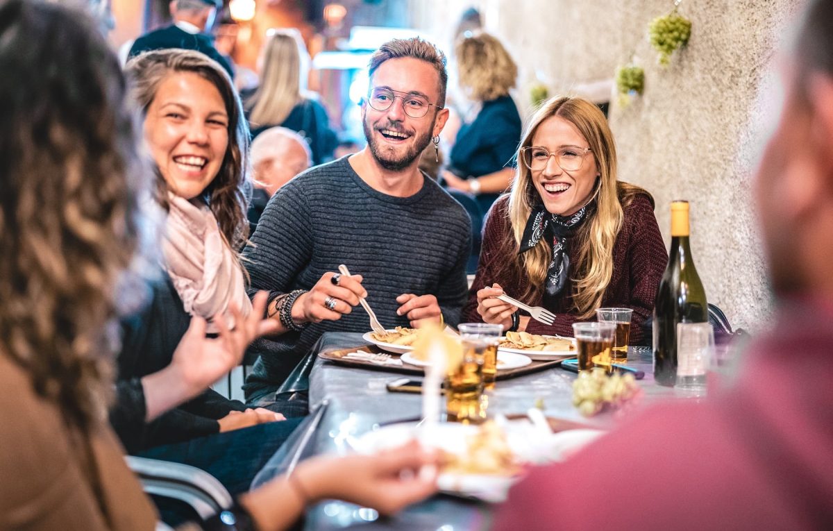 Berlin Food Week: eine Gruppe von Freunden sitzt an einem gedeckten Tisch.