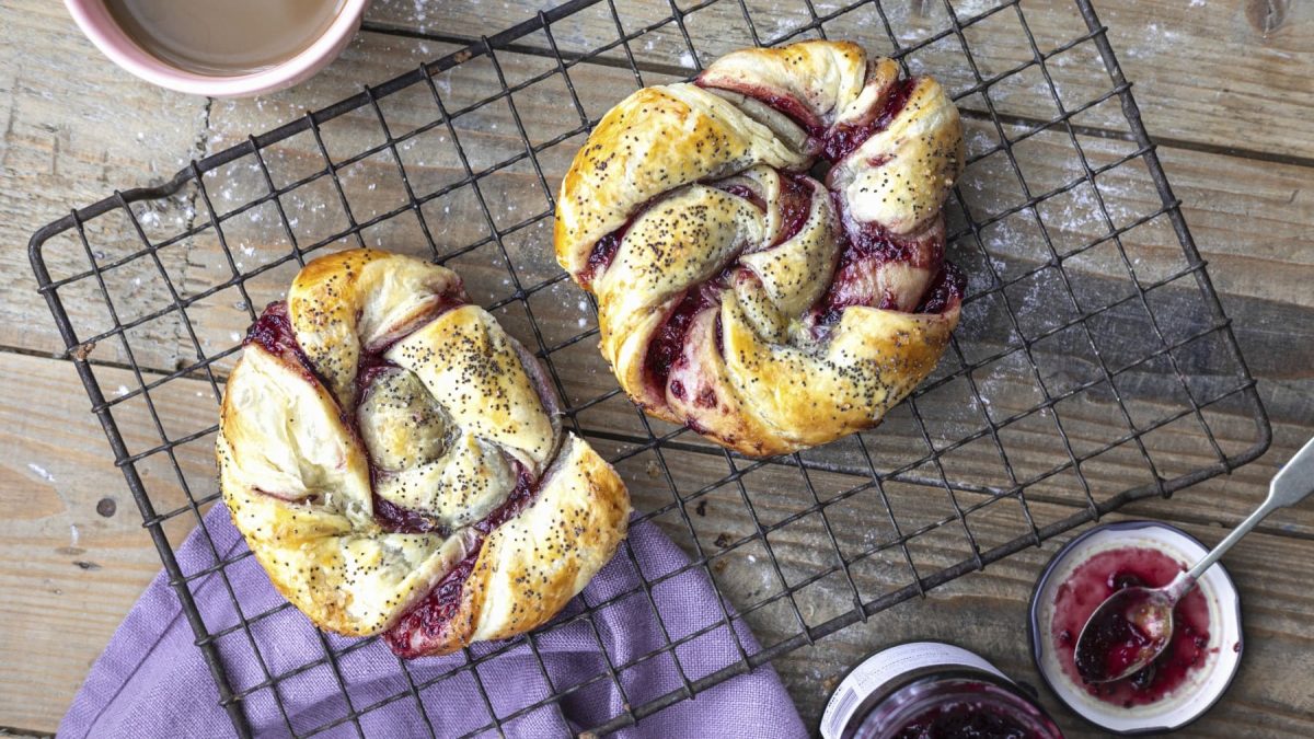 Zwei Blätterteig-Teilchen mit Brombeermarmelade