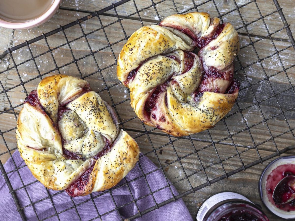 Zwei Blätterteig-Teilchen mit Brombeermarmelade