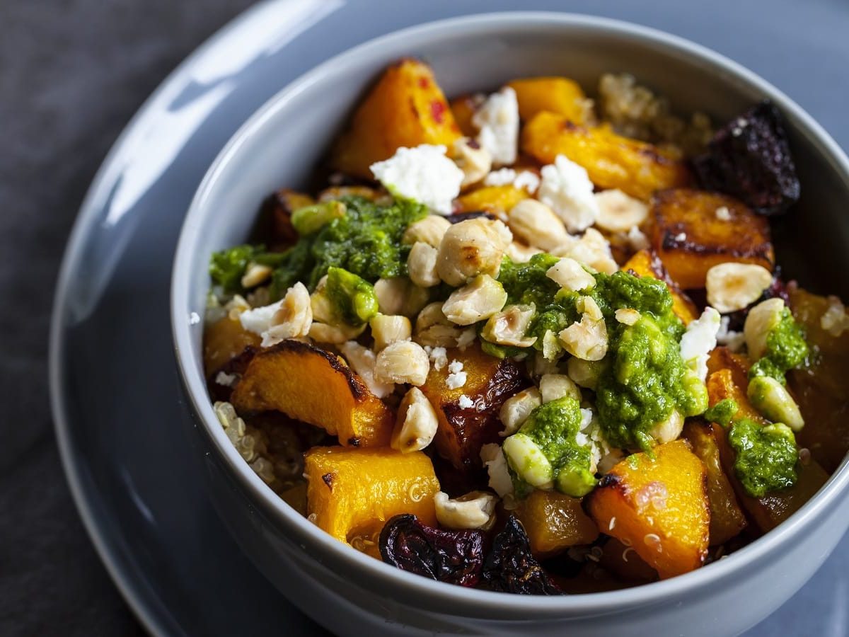 Eine blaue Schüssel mit Butternut-Kürbis mit Rote Bete und Pesto.