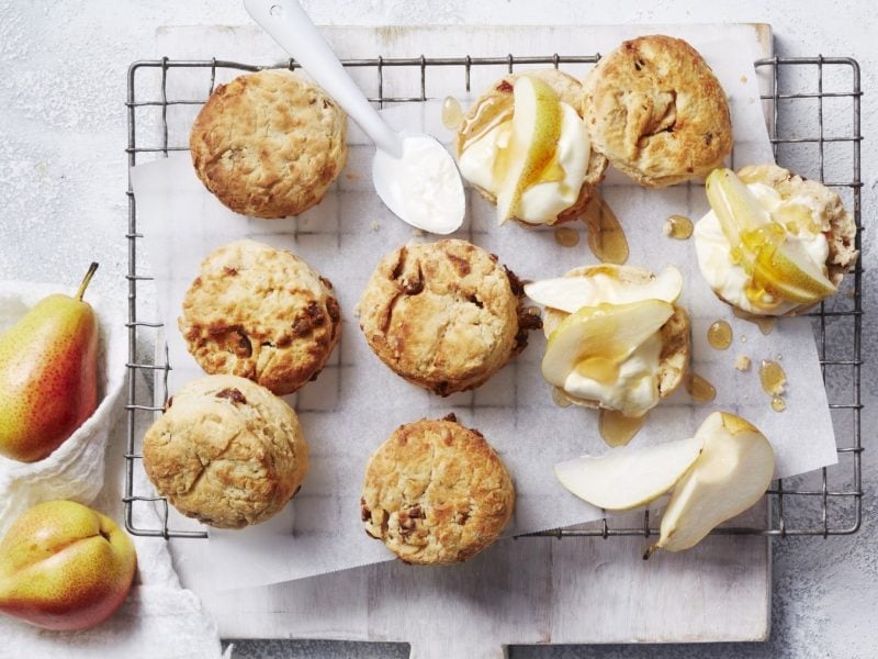 Ein Gitter mit Dattel-Tahini-Scones auf Papier