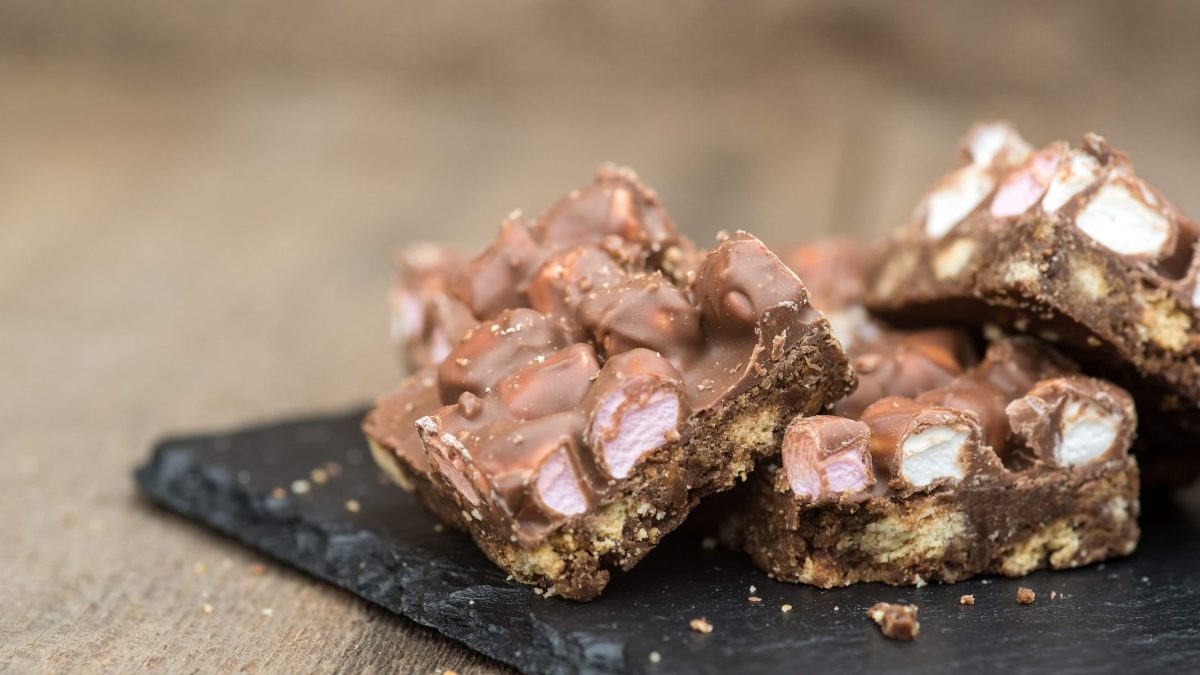 Easy Rocky Road Cake auf Schieferplatte. Frontalansicht.