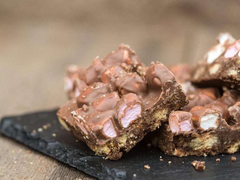 Easy Rocky Road Cake auf Schieferplatte. Frontalansicht.