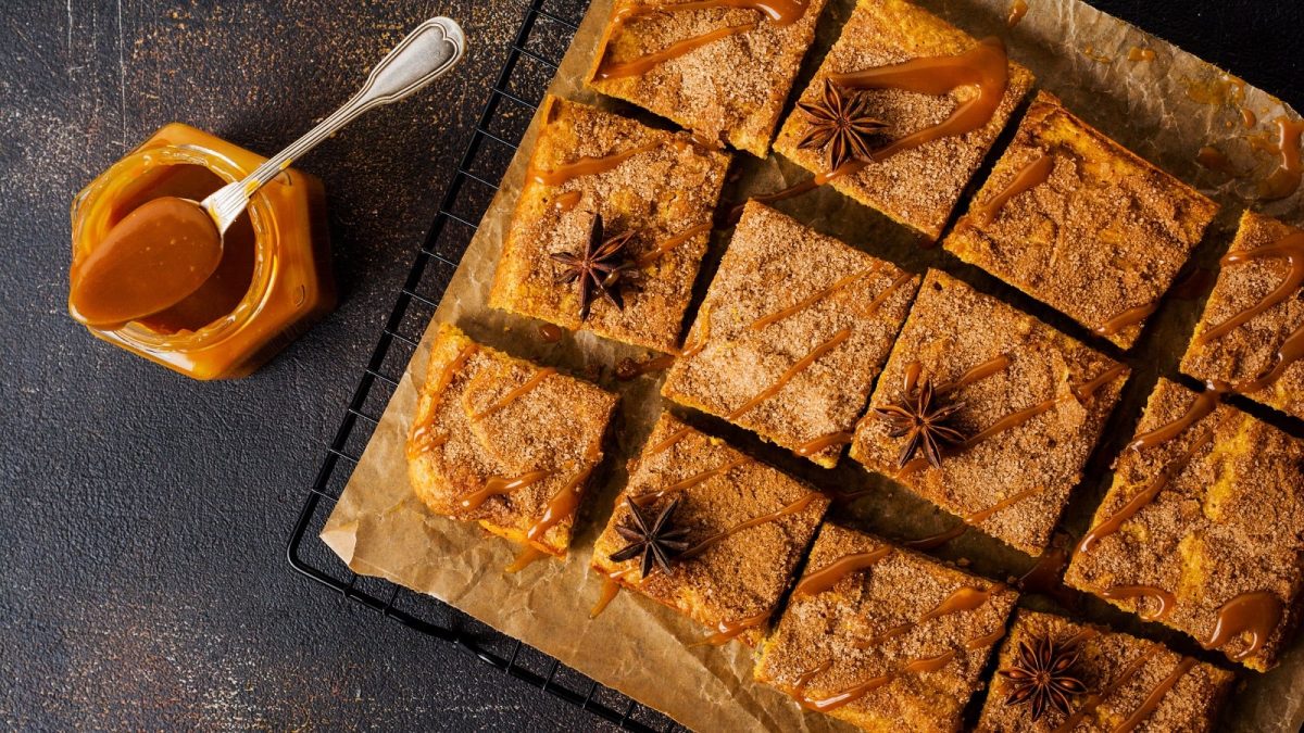 Ein Blech mit Pumpkin Spice Blondies auf Backpapier