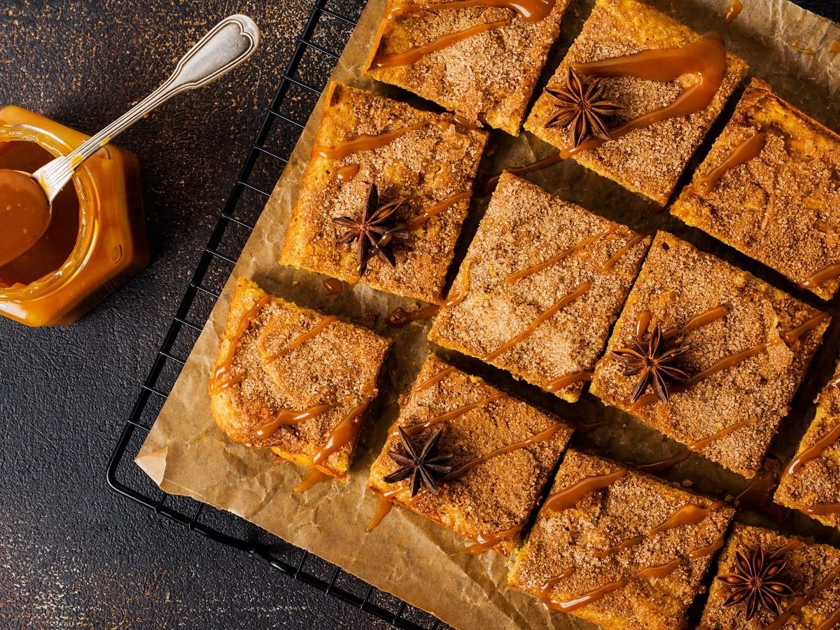 Ein Blech mit Pumpkin Spice Blondies auf Backpapier