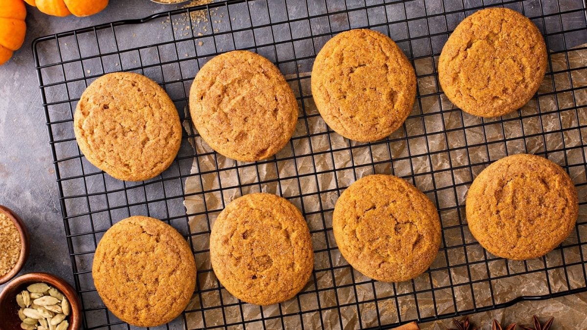 Ein schwarzes Gitter mit Pumpkin Spice Cookies darauf.