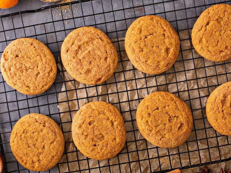 Ein schwarzes Gitter mit Pumpkin Spice Cookies darauf.