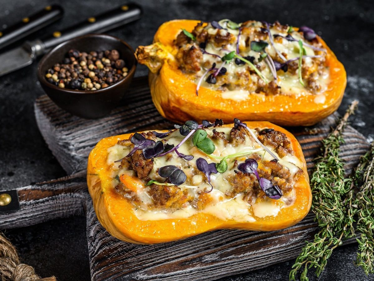 Gefüllter Butternut mit veganem Schmand-Hack, Käse überbacken und frischen Kräutern.