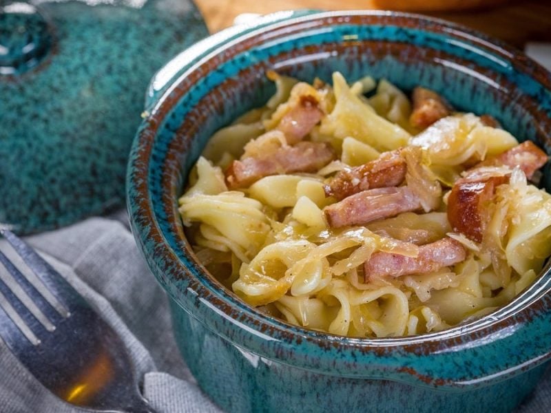 Draufsicht: Eine Schüssel Krautfleckerl mit Speck stehe