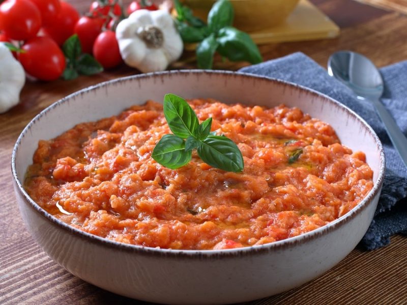 Frontalsicht: In einer Schüssel ist ein roter Brei. Es handelt sich um eine Tomatensuppe aus Italien.