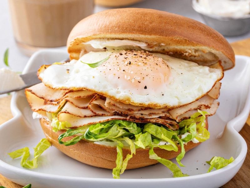 Ein Bagel mit heller Mayonnaise,