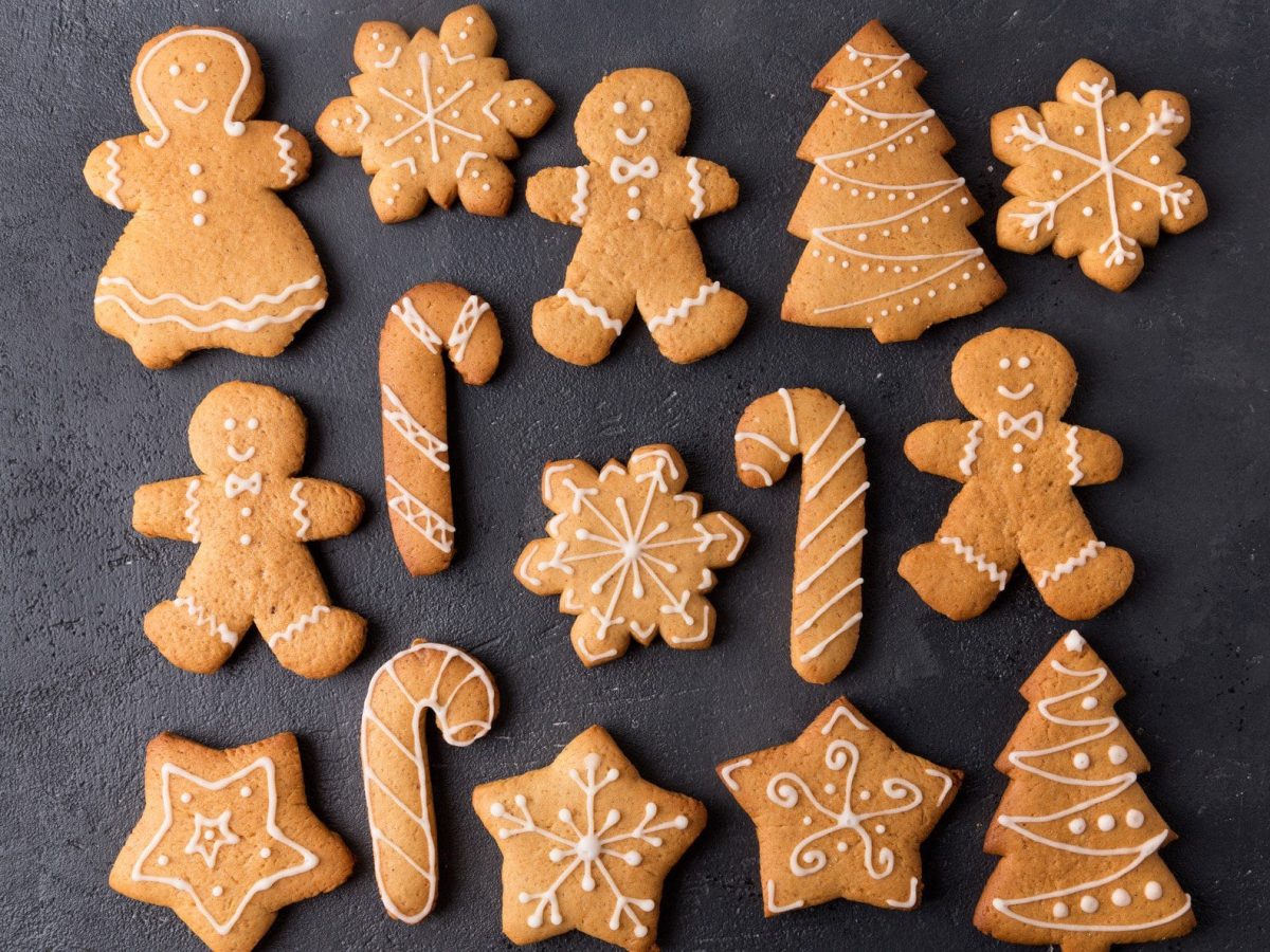 Gingerbread auf einem dunklem Tisch.