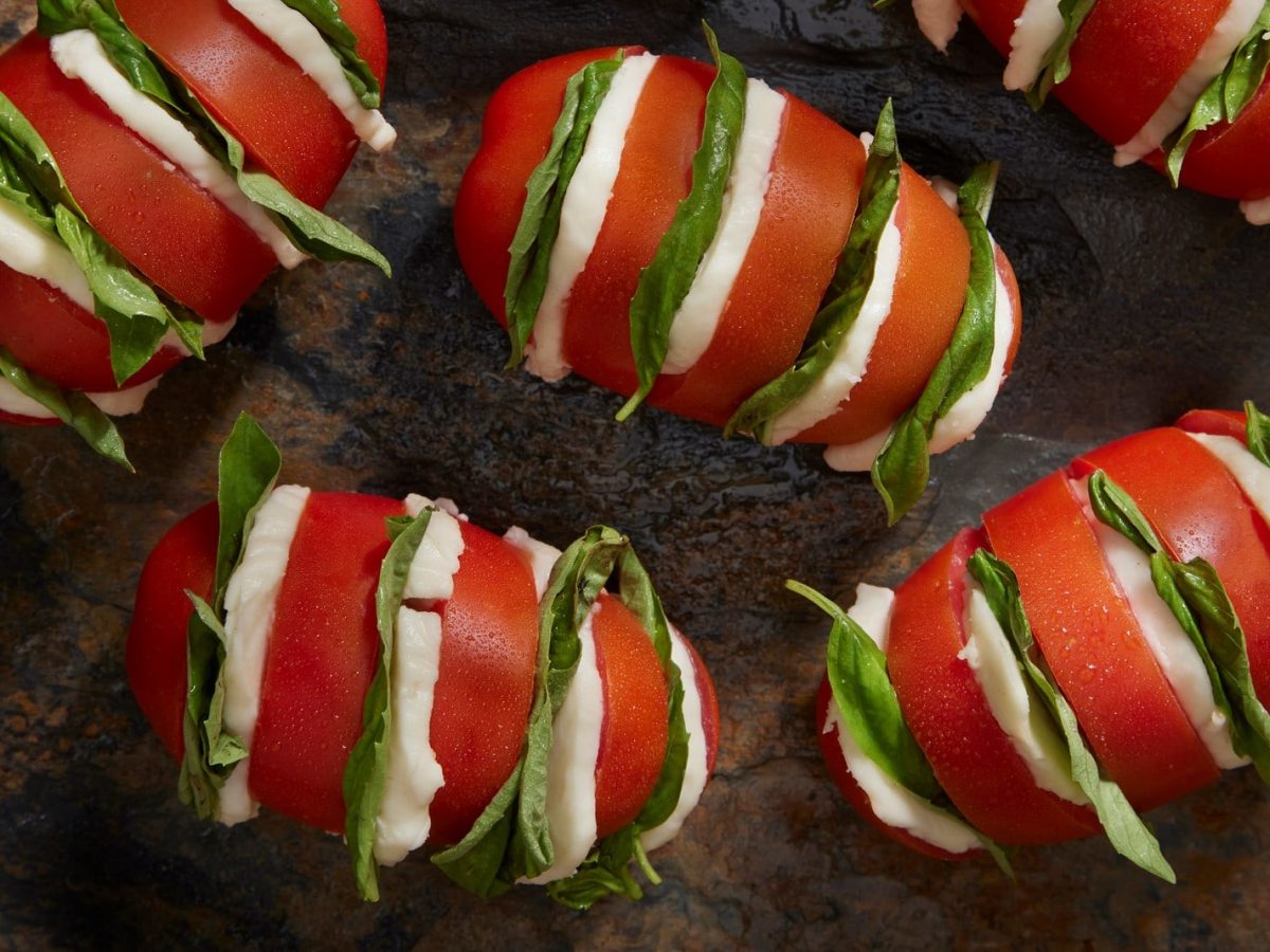 Ein paar Tomaten gefüllt mit Mozzarella und Basilikum.