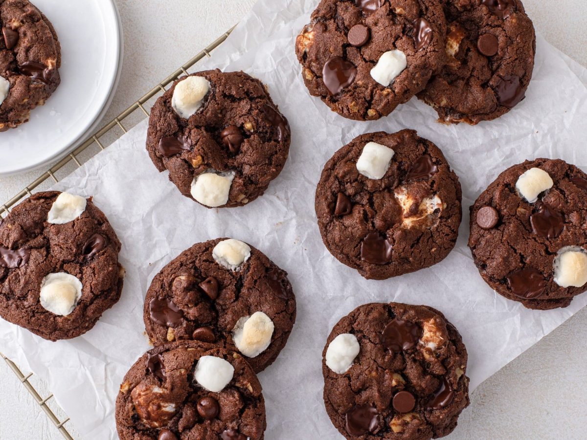 Ein Kuchengitter mit dunklen Marshmallow Cookies in der Draufsicht.