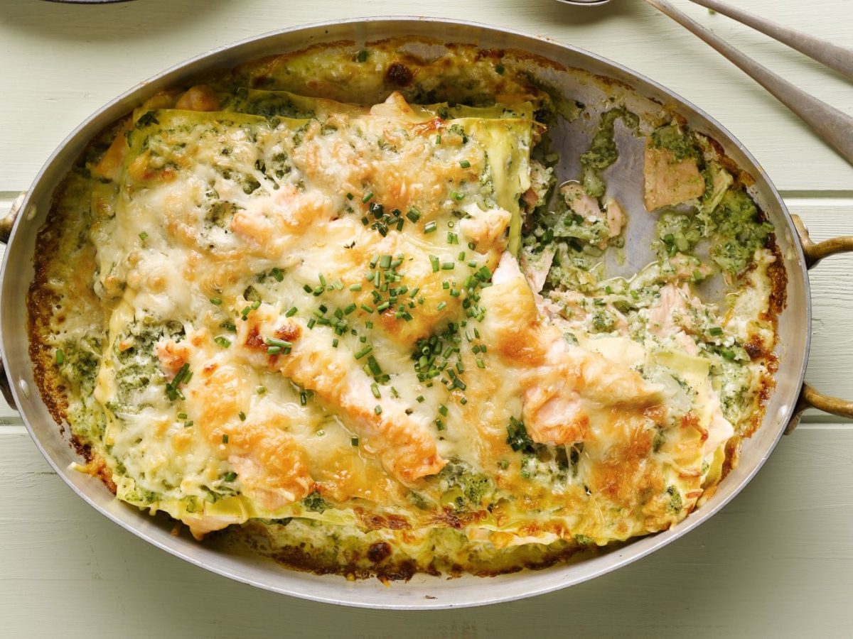 Brokkoli-Lachs-Lasagne, in einer großen Auflaufform serviert und mit Käse überbacken.