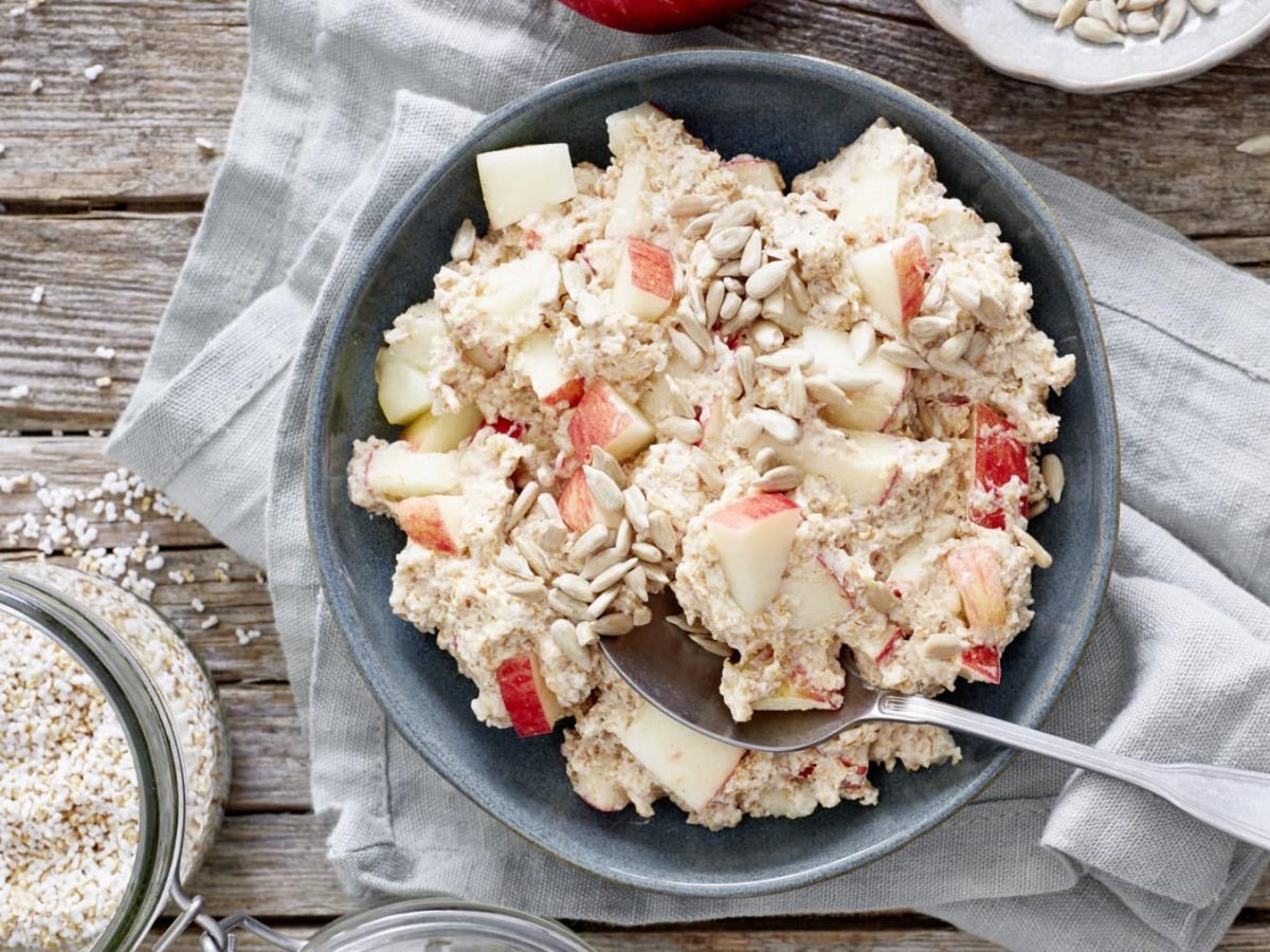 In einer Schüssel ist ein Joghurt mit Amaranth und Apfel angerichtet.