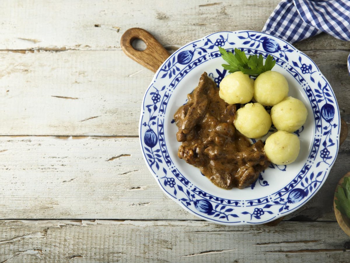 Gekochte Klöße mit Gulasch