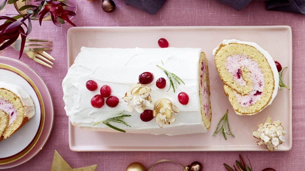 Eine angeschnittene Cranberry-Marzipan-Rolle in der Draufsicht.