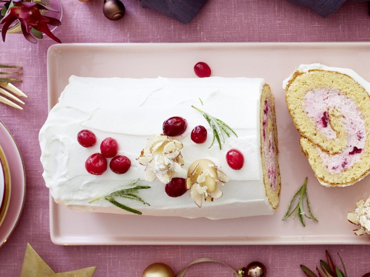 Eine angeschnittene Cranberry-Marzipan-Rolle in der Draufsicht.