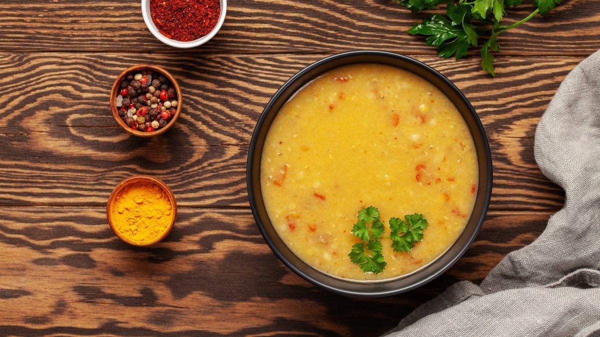 Dal-Bhat-Curry, serviert als Dal in einer großen Schale, garniert mit Petersilie und serviert mit frischen Gewürzen.