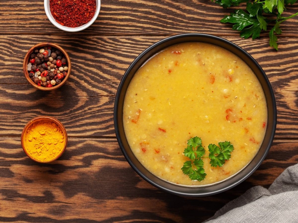 Dal-Bhat-Curry, serviert als Dal in einer großen Schale, garniert mit Petersilie und serviert mit frischen Gewürzen.