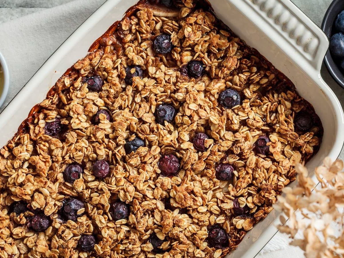 Eine Auflaufform mit Baked Oatmeal.