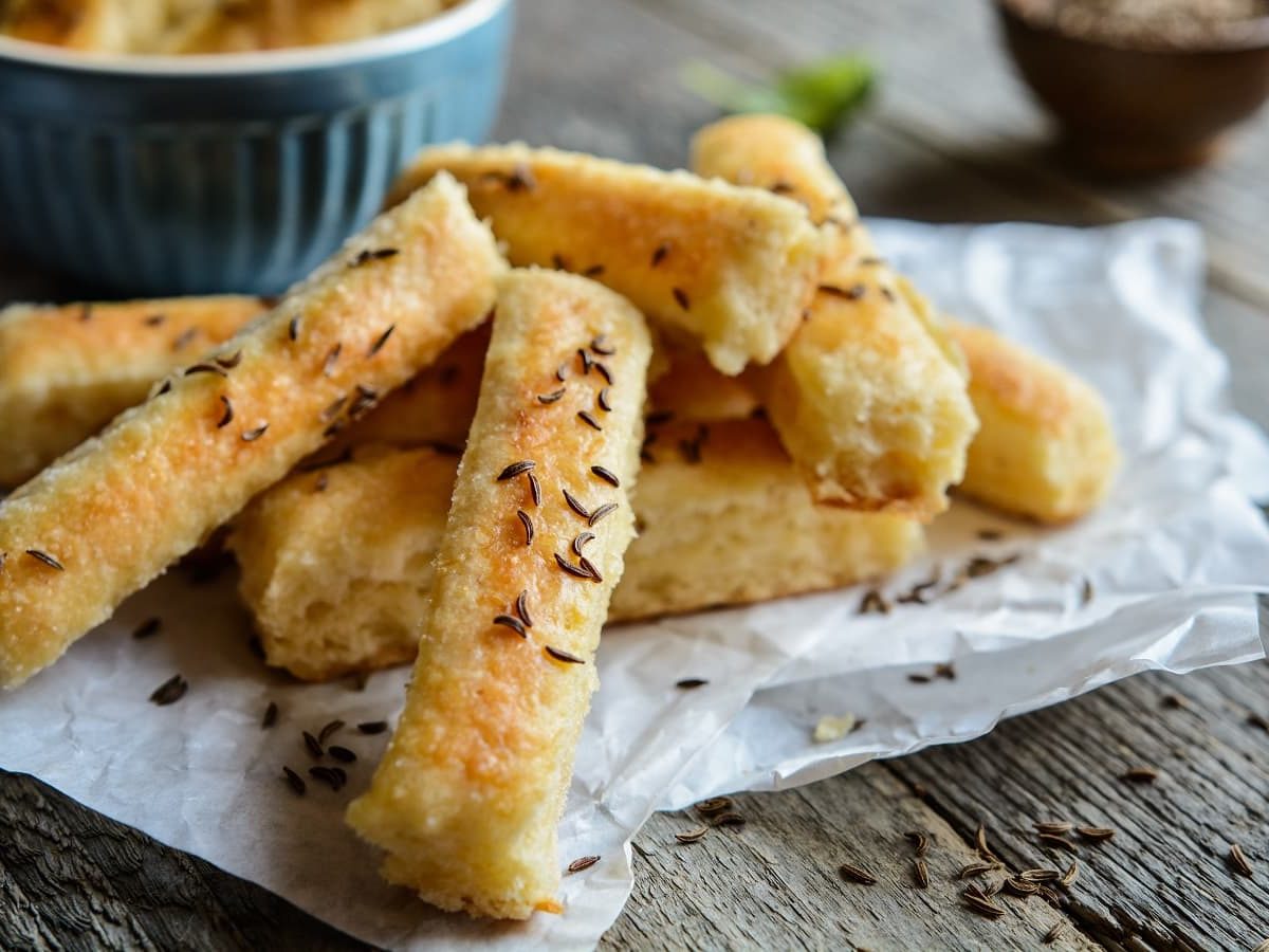 Ein Haufen Brot-Sticks auf einem hellen Tuch