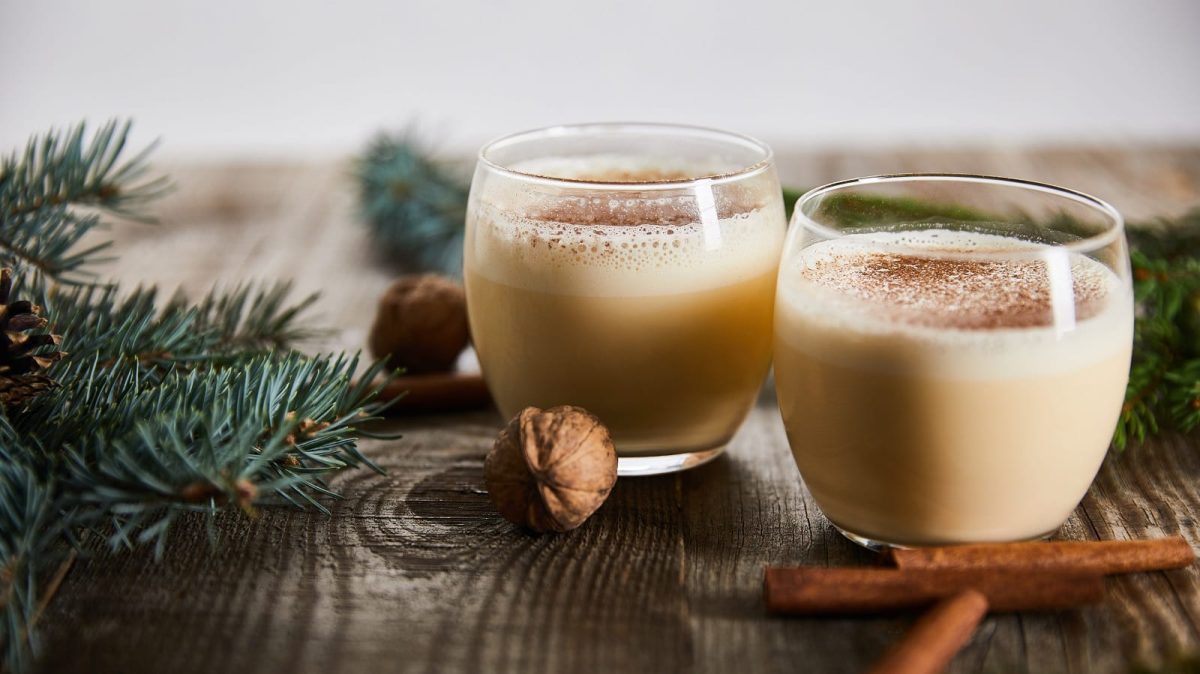 Zwei Gläser mit Eggnog Latte auf einem Holztisch.