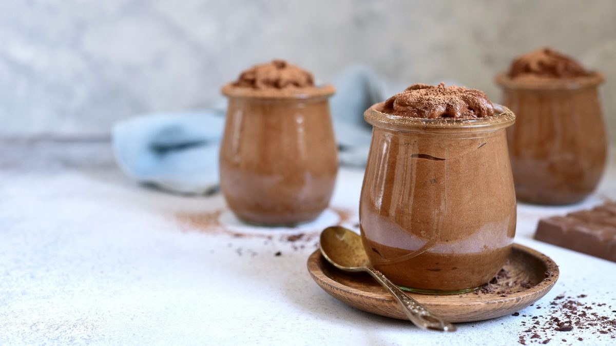 Drei Gläser mit Espresso-Schoko-Mousse.