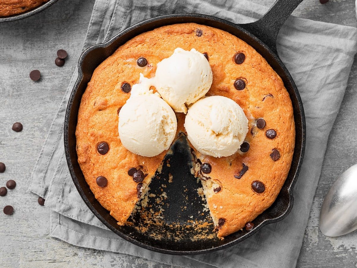 Riesen-Cookie aus der Pfanne auf einem grauen Geschirrtuch.