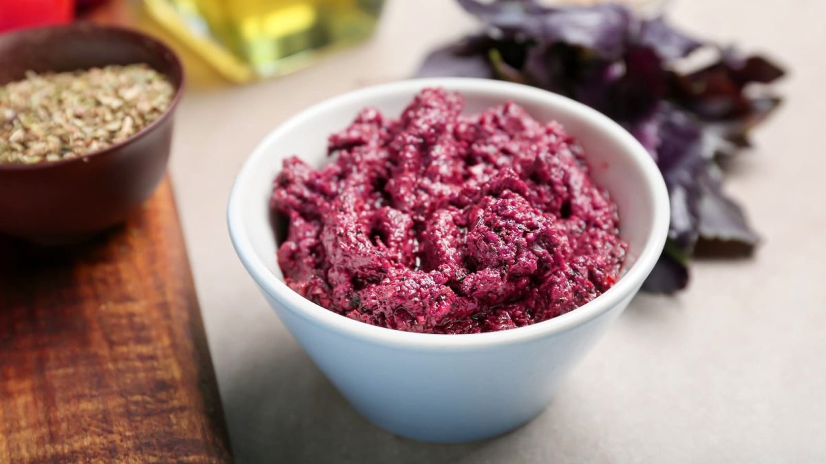 Ein kleines Schälchen mit Rotkohl-Pesto auf einem hellen Tisch.