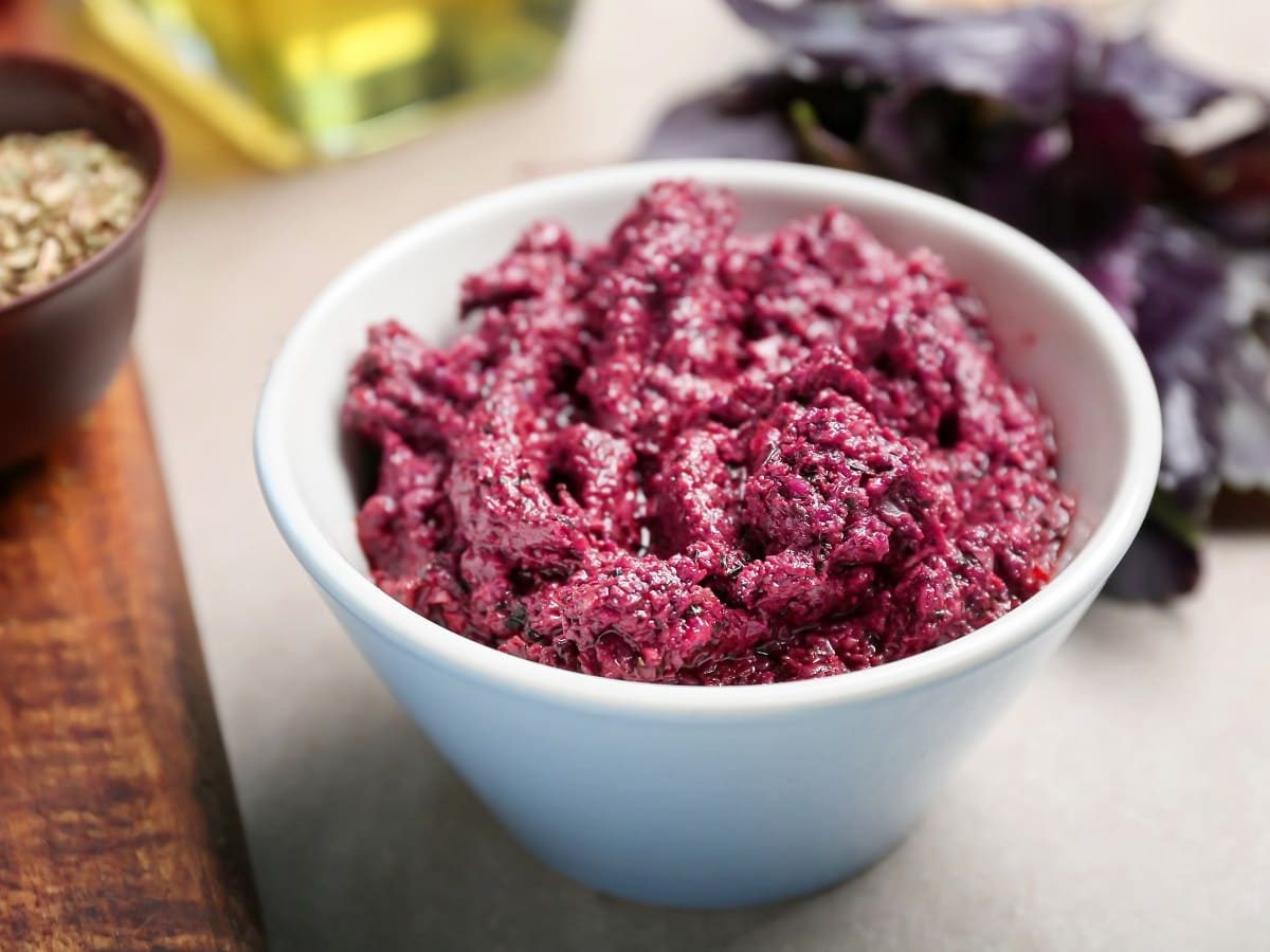 Ein kleines Schälchen mit Rotkohl-Pesto auf einem hellen Tisch.